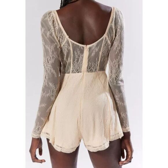 Glamorous x Urban Outfitters Women's Sz 6 Ivory Semi-Sheer Lace L/S Romper - Picture 13 of 13
